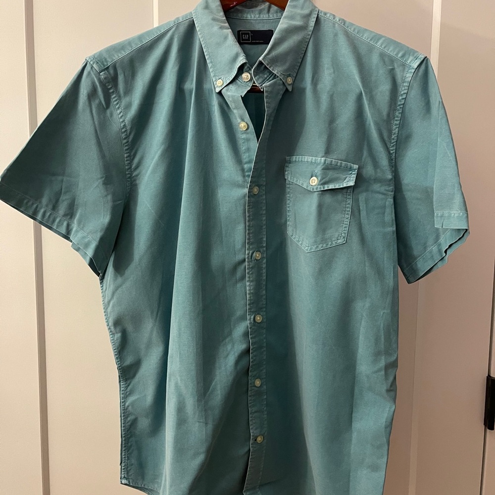 Gap: short sleeve button down shirt